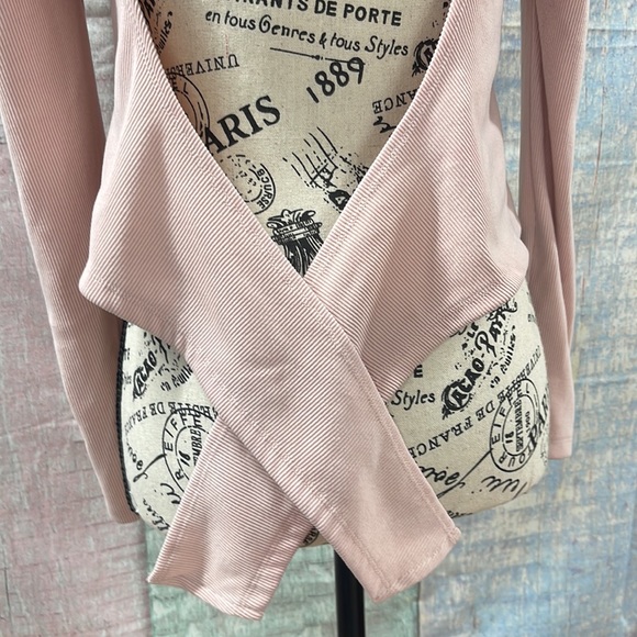 - Good used condition Woman’s Mi Ami top. Size small. - Picture 10 of 15